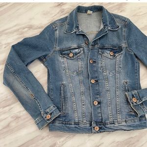 Denim fitted but stretchy jacket.